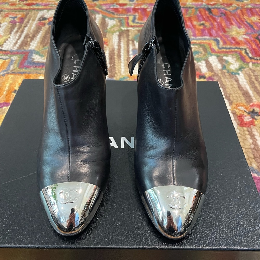 🌺🎉🌺 Chanel Black Leather Booties with CC Logo Silver Toe Cap